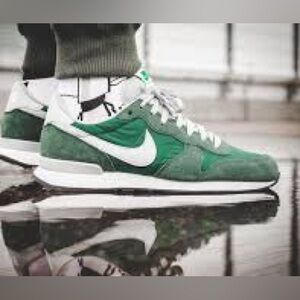 Nike Internationalist - Kelly Green and Hunter Green with Grey  - 8.5M